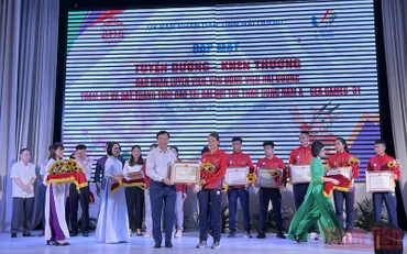 Đồng chí Phạm Xuân Thăng, Ủy viên Trung ương Đảng, Bí thư Tỉnh ủy Hải Dương trao tặng Bằng khen các vận độn viên, huấn luyện viên đạt thành tích xuất sắc tại SEA Games 31.