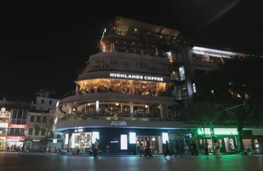 Phố đi bộ hồ Gươm vắng vẻ ngày đầu hoạt động trở lại
