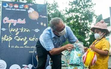 Trao quà Trung thu cho trẻ em ở phường Bảo Vinh, TP Long Khánh, Đồng Nai ngày 17/9.