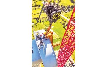 Lắp đặt trụ điện gió tại Nhà máy Ðiện gió Trung Nam tại Ninh Thuận do Trung Nam Group đầu tư.