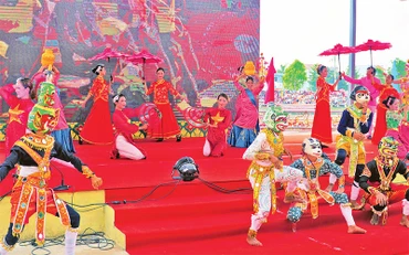 Tiết mục hội xuân của các dân tộc anh em ở Sóc Trăng trong dịp chào mừng năm mới.