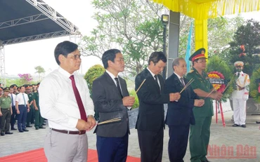 Các đồng chí lãnh đạo Tỉnh ủy, Ủy ban nhân dân tỉnh và các ban, ngành dâng hương lên các Anh hùng, liệt sĩ.