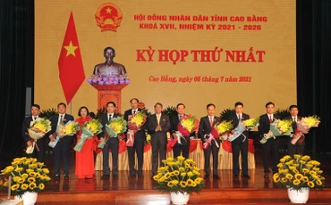 Lãnh đạo tỉnh Cao Bằng chúc mừng các đồng chí được bầu giữ chức vụ Thường trực, Trưởng Ban, Phó Trưởng Ban Hội đồng nhân dân tỉnh Cao Bằng nhiệm kỳ 2021-2026.