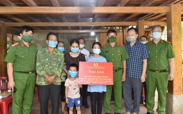 Trao tặng học bổng Thắp sáng ước mơ cho hai con của liệt sĩ Vi Văn Luân.