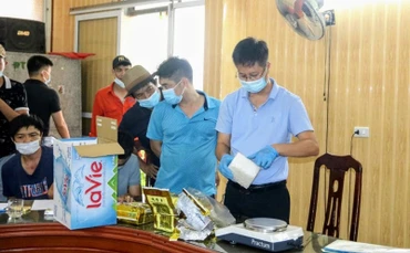 Các đối tượng cùng tang vật tại cơ quan công an.