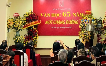 Nhà thơ Nguyễn Khoa Điềm phát biểu ý kiến.