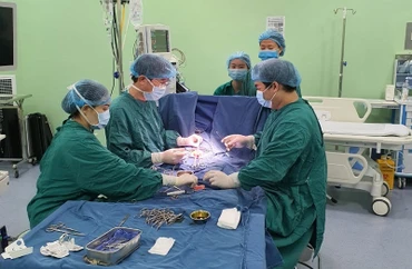 Bệnh nhi suy thận cuối, có đột biến gen WT1 được ghép thận thành công