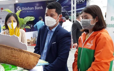 Đại biểu tham quan sản phẩm nông sản chế biến sâu của Thanh Hóa bên lề hội nghị.