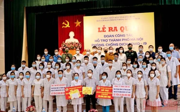 300 cán bộ y tế tỉnh Hoà Bình trước khi lên đường hỗ trợ thành phố Hà Nội phòng chống dịch.