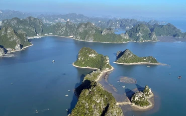 Vịnh Hạ Long nhìn từ trên cao. 