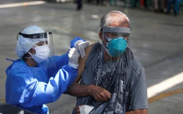 Tiêm vaccine phòng Covid-19 cho người cao tuổi ở Lima, Peru, ngày 23/3/2021. (Ảnh: REUTERS)