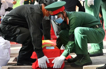Đưa các liệt sĩ đến nơi an nghỉ.