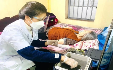 Khám chữa bệnh bảo hiểm y tế cho bệnh nhân cao tuổi bằng CCCD gắn chíp tại Trung tâm y tế thành phố Hải Dương.