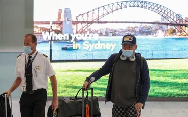 Khách quốc tế tới Australia không phải xét nghiệm Covid-19 nhưng phải đeo khẩu trang và có chứng nhận tiêm chủng vaccine Covid-19. (Ảnh minh họa: REUTERS)