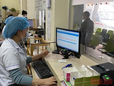 Các cơ sở khám, chữa bệnh sẽ triển khai thí điểm sử dụng căn cước công dân gắn chip trong khám, chữa bệnh bảo hiểm y tế. (Ảnh: Trung Tâm)
