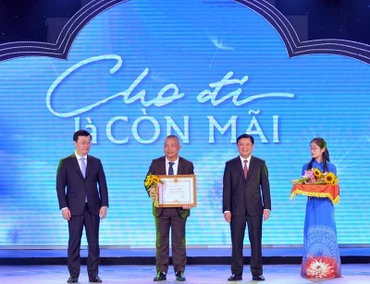 Tặng Bằng khen và hoa tri ân đơn vị đóng góp vào Chương trình "Tết vì người nghèo Xuân Nhâm Dần 2022". (Ảnh: THÀNH CƯỜNG)
