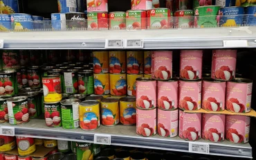 Những hộp vải đầu tiên “Made in Vietnam” được bày bán tại kệ siêu thị Tang Frères ở thủ đô Paris (Pháp).