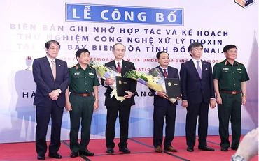 Lễ công bố Biên bản ghi nhớ hợp tác và kế hoạch thử nghiệm công nghệ xử lý dioxin tại sân bay Biên Hòa (Đồng Nai) giữa Tập đoàn Shimizu Nhật Bản và Binh chủng Hóa học (Bộ Quốc phòng).