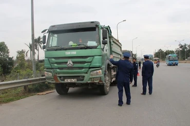 Xử lý triệt để xe quá tải qua cầu Thăng Long