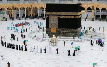 Các tín đồ Hồi giáo giữ khoảng cách và đeo khẩu trang khi hành hương tới Mecca, tháng 7/2021. (Ảnh: Reuters)