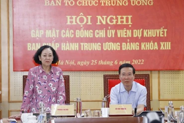 Đồng chí Võ Văn Thưởng và đồng chí Trương Thị Mai chủ trì hội nghị. (Ảnh: TTXVN)