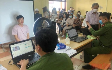 Công an quận Ba Đình thực hiện cấp căn cước công dân gắn chíp cho người dân. (Ảnh: LÊ TÚ)