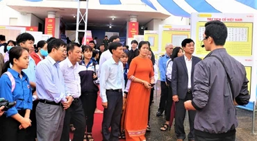 Đông đảo cán bộ, học sinh và nhân dân tham quan triển lãm. Ảnh: NGUYỄN SỰ