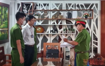Cơ quan cảnh sát điều tra, Công an thành phố Đà Nẵng đọc quyết định khởi tố vụ án, khởi tố bị can, bắt tạm giam đối với ông Tôn Thất Thạnh, chiều 20/6.