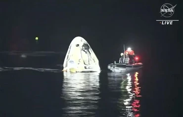 Tàu vũ trụ Crew Dragon trôi nổi sau khi hạ cánh xuống Vịnh Mexico. Nguồn: NASA TV.