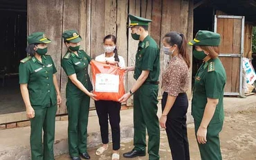 Cán bộ Hội phụ nữ Bộ đội biên phòng tỉnh Điện Biên trao quà, động viên phụ nữ nghèo bản Tân Phong.