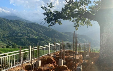 Hàng rào và cọc quanh hai cây thiêng, dự tính trong hạng mục Chòi ngắm cảnh ở Choản Thèn. (Ảnh: Ly Xá Xuy)