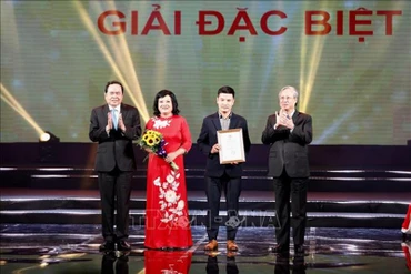 Các đồng chí lãnh đạo Đảng, Nhà nước, Ủy ban Trung ương Mặt trận Tổ quốc Việt Nam trao giải Đặc biệt cho nhóm tác giả Giải báo chí Vì sự nghiệp Đại đoàn kết toàn dân tộc lần thứ XIV. (Ảnh: TTXVN)
