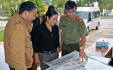 Công an tỉnh Quảng Nam phối hợp Ngân hàng Nhà nước tuyên truyền cho người dân cách phân biệt tiền giả, tiền thật và thủ đoạn của các đối tượng sử dụng tiền giả. Ảnh: PHƯƠNG NAM