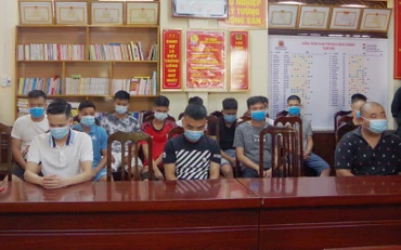 Các đối tượng bị tạm giữ để điều tra xử lý.