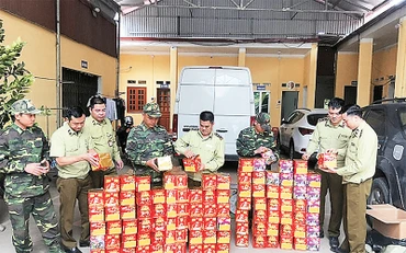 Lực lượng chức năng tỉnh Lạng Sơn thu giữ gần 200 kg pháo nổ không rõ nguồn gốc, xuất xứ. Ảnh: TUỆ MINH 