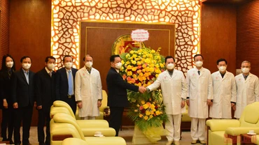 Trưởng Ban Tuyên giáo Trung ương tặng hoa chúc mừng Bệnh viện Trung ươngương Quân đội 108. Ảnh: TRỊNH DŨNG