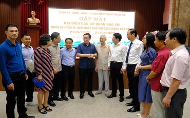 Lãnh đạo TP Hà Nội trò chuyện với các đại biểu dự buổi gặp mặt.