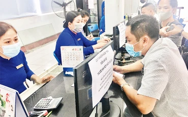 Hành khách mua vé tàu Tết ở ga Sài Gòn. 