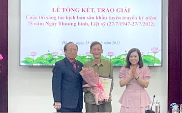 Tác giả Đỗ Lan (giữa) nhận giải Nhất cuộc thi.