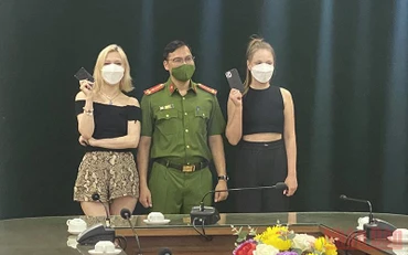 Công an quận Hoàn Kiếm trao trả tài sản cho 2 nữ du khách nước ngoài.