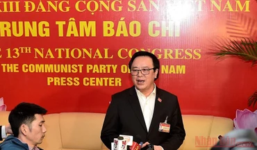 Đồng chí Hoàng Bình Quân, Trưởng Ban Đối ngoại T.Ư trả lời phỏng vấn báo chí bên lề Đại hội Đảng lần thứ XIII chiều 27-1. Ảnh: DUY LINH.