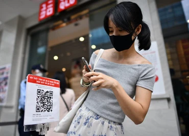Người dân được yêu cầu quét mã QR khai báo y tế khi đến nơi công cộng. Ảnh: Mỹ Hà