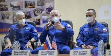 Từ trái sang: phi hành gia NASA Mark Vande Hei và hai nhà du hành vũ trụ Nga Oleg Novitskiy và Pyotr Dubrov trong cuộc họp báo ngày 8-4 ở Kazakhstan. Ảnh: AP.