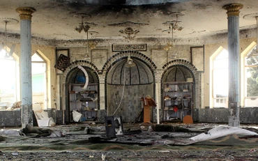 Hiện trường vụ đánh bom liều chết ở thánh đường Hồi giáo tại Kunduz, Afghanistan, ngày 8/10/2021. (Ảnh: Reuters)