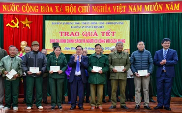 Đồng chí Điểu K’Ré và đồng chí Lê Thành Đô, Chủ tịch UBND tỉnh Điện Biên trao quà tặng các gia đình chính sách huyện Điện Biên.