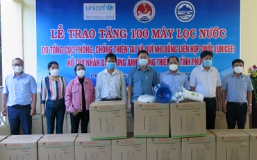 Phú Yên tiếp nhận máy lọc nước hỗ trợ người dân vùng lũ.