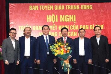 Đồng chí Trần Thanh Lâm (thứ 3, bên phải) nhận nhiệm vụ mới.