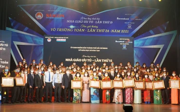 Các thầy, cô giáo nhận giải thưởng Võ Trường Toản.