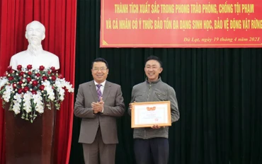 Chủ tịch UBND TP Đà Lạt Tôn Thiện San trao giấy khen tặng ông Dũng.