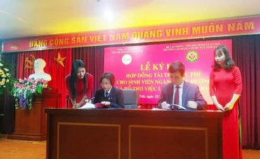 Lãnh đạo hai đơn vị ký kết hợp đồng tài trợ.